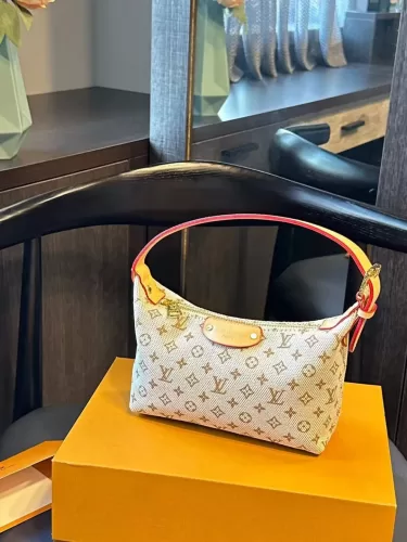 Louis Vuitton M12433 Hills Pochette photo review